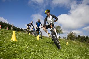 Radfahrer mit Ihren Mountainbikes beim Fahren eines Parcours