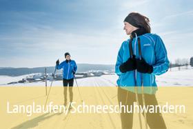 2 Personen beim gemeinsamen Langlaufen