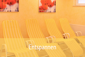 3 bequeme Liegestühle im wohlig warmen Badbereich